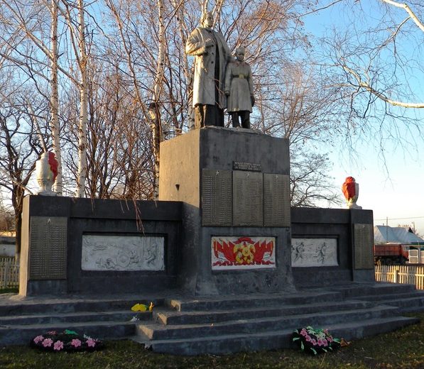 с. Красная Поляна Шебекинского городского округа. Памятник по улице Гагарина, установленный на братской могиле, в которой похоронено 25 советских воина, погибших в 1943 году.