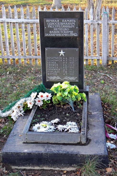 с. Красная Поляна Шебекинского городского округа. Памятник по улице Гагарина, установленный на братской могиле, в которой похоронено 19 советских воина, погибших в 1943 году.