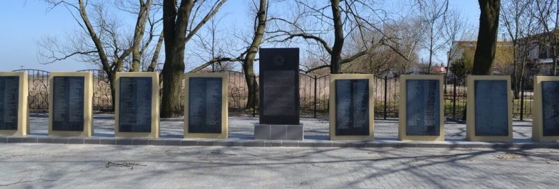 п. Цветково Гурьевского городского округа. Мемориал, установленный в 1950 году на братской могиле, в которой захоронено 1,7 тысяч советских воинов, погибших в феврале 1945 года.