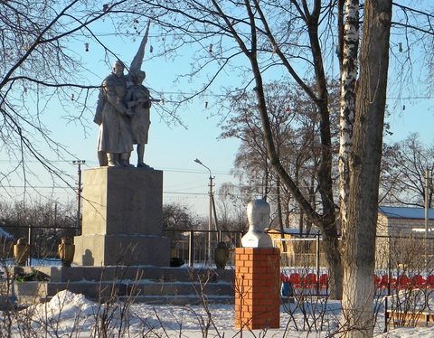  п. Пролетарский Ракитянского р-на. Памятник по переулку Почтовом, установленный на братской могиле, в которой похоронено 42 советских воина, погибших в 1943 г.