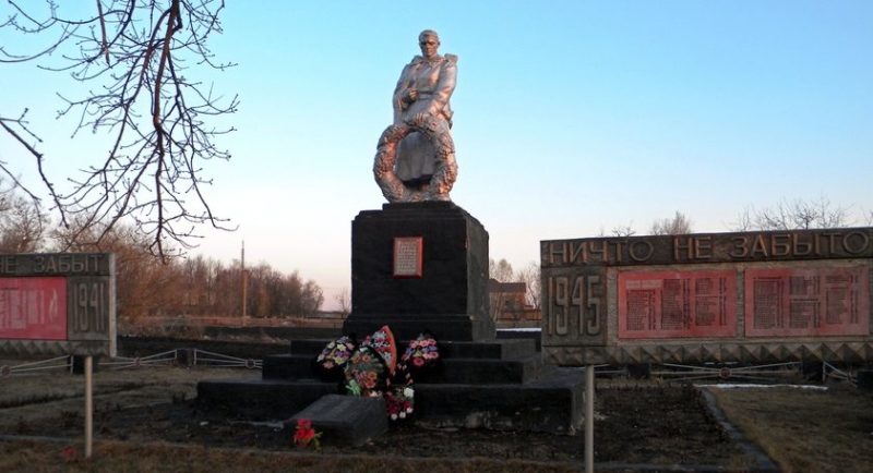 с. Максимовка Шебекинского городского округа. Памятник по улице Коммунистической, установленный на братской могиле, в которой похоронено 24 советских воина, погибших в 1943 году.