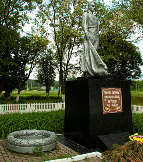 с. Маломихайловка Шебекинского городского округа. Памятник, установленный на братской могиле, в которой похоронено 6 советских воинов, погибших в 1943 году.