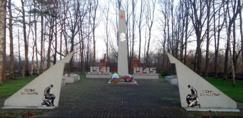 п. Майское Гусевского городского округа. Мемориал, установленный в 1962 году на братской могиле, в которой захоронено 300 советских воинов, погибших в феврале 1945 года.