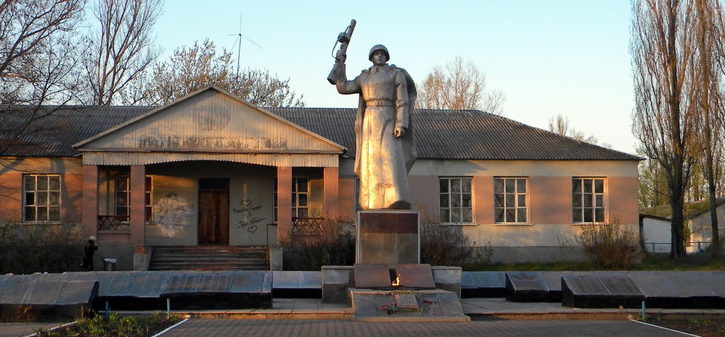 п. Маслова Пристань Шебекинского городского округа. Памятник по улице 1 Мая 1б, установленный на братской могиле, в которой похоронено 695 советских воинов, погибших в 1943 году. 