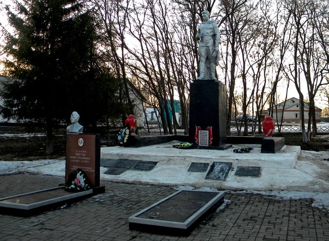с. Мешковое Шебекинского городского округа. Памятник по улице Привольной, установленный на братской могиле, в которой похоронено 11 советских воинов, погибших в 1943 году.