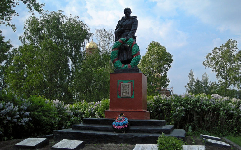 с. Муром Шебекинского городского округа. Памятник, установленный на братской могиле, в которой похоронено 345 советских воинов, погибших в 1943 году.
