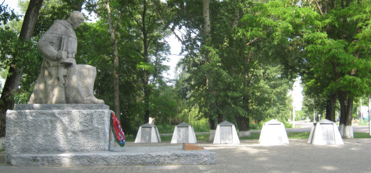 с. Айдар Ровеньского р-на. Памятник по улице Центральной 102, установленный на братской могиле, в которой похоронено 4 советских воина, погибших в 1943 году. 