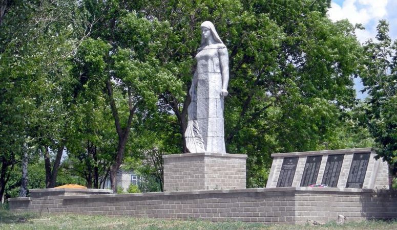 с. Верхняя Серебрянка Ровеньского р-на. Памятник по улице Центральной, установленный на братской могиле советских воинов, погибших в годы войны.
