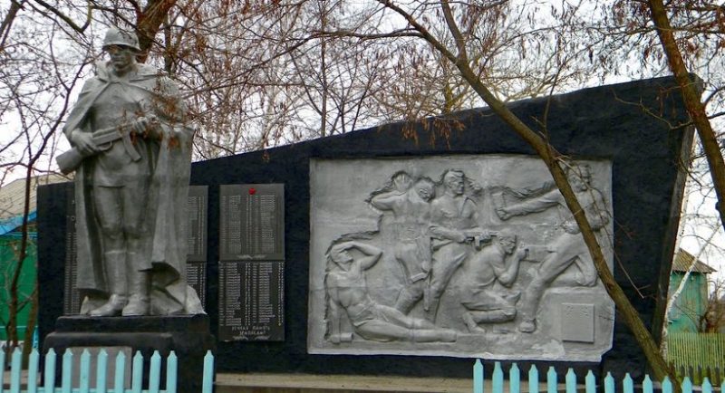 с. Нежеголь Шебекинского городского округа. Памятник по улице Казацкой 2а, установленный на братской могиле, в которой похоронено 40 советских воинов, погибших в 1943 году.