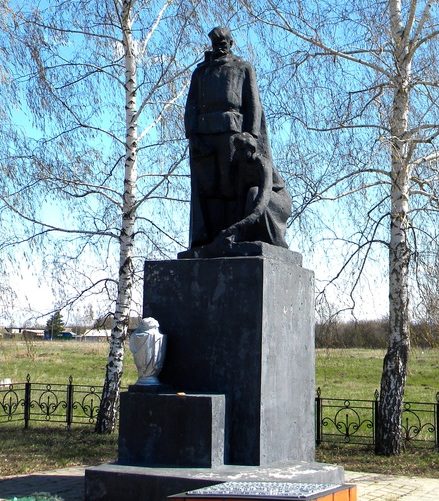 с. Неклюдово Шебекинского городского округа. Памятник, установленный на братской могиле, в которой похоронено 192 советских воина, погибших в 1943 году.