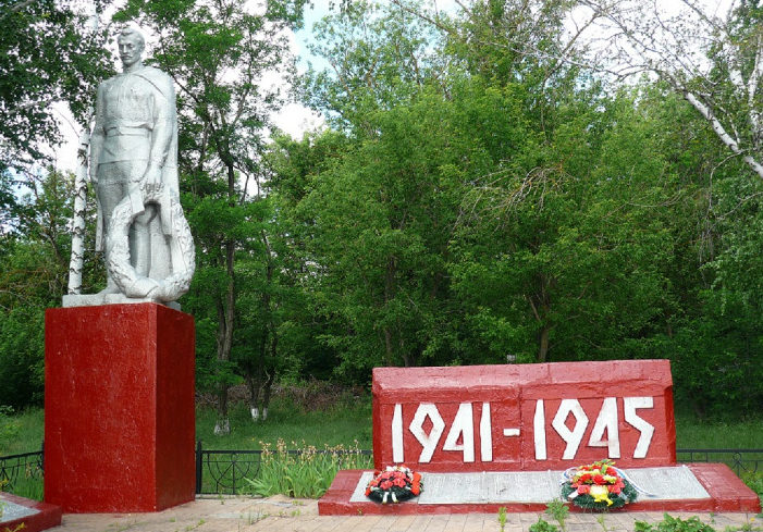 с. Ладомировка Ровеньского р-на. Братская могила советских воинов, погибших в годы войны.