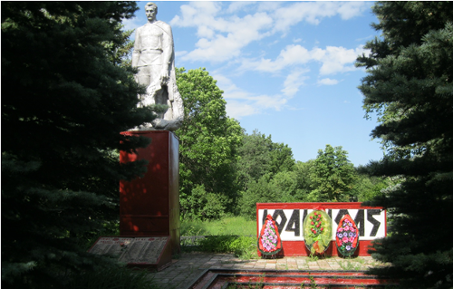 с. Лозовое Ровеньского р-на. Памятник по улице 40 лет Победы, установленный на братской могиле советских воинов, погибших в годы войны.