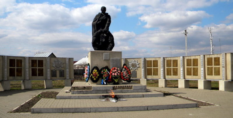 с. Новая Таволжанка Шебекинского городского округа. Памятник, установленный на братской могиле, в которой похоронено 122 советских воинов, в т.ч. 76 неизвестных, погибших в 1943 году.