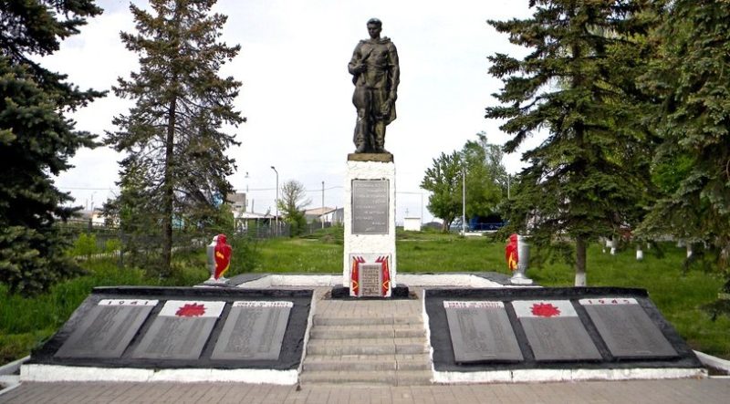с. Новоалександровка Ровеньского р-на. Памятник, установленный на братской могиле советских воинов, погибших в 1943 году.
