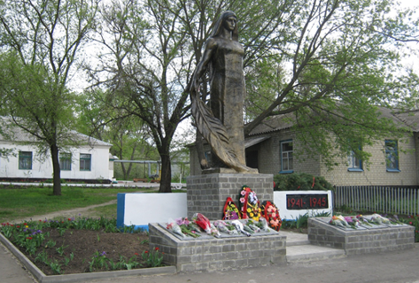 с. Пристень Ровеньского р-на. Памятник по улице Центральной 102а, установленный в 1974 году на братской могиле, в которой похоронено 144 советских воина, погибших в годы войны.