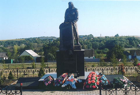 с. Ржевка Ровеньского р-на. Памятник, установленный в 1958 году на братской могиле советских воинов, погибших в годы войны. 
