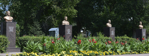 п. Ровеньки. Алея Славы, открытая в 2000 году, где установлены бюсты пяти Героев Советского Союза.