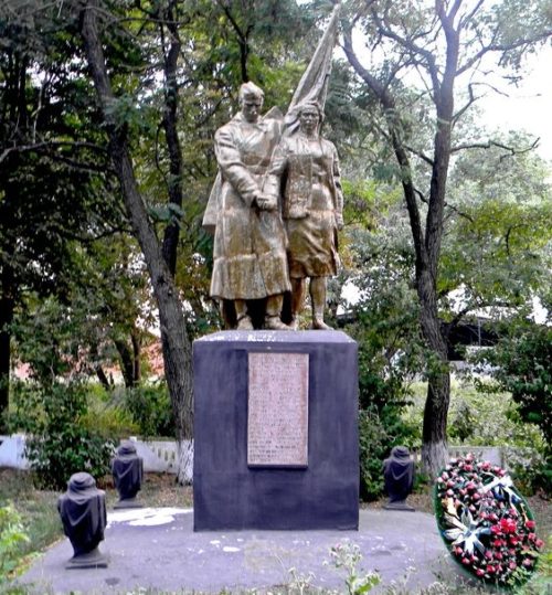 с. Поляна Шебекинского городского округа. Памятник по улице Центральной 28, установленный на братской могиле, в которой похоронено 57 советских воинов, погибших в 1943 году.