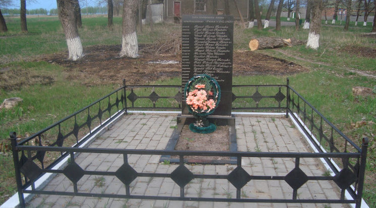 с. Репное Шебекинского городского округа. Памятник по улице 1 Мая, установленный на братской могиле, в которой похоронено 97 советских воинов, в т.ч. 78 неизвестных, погибших в 1943 году.