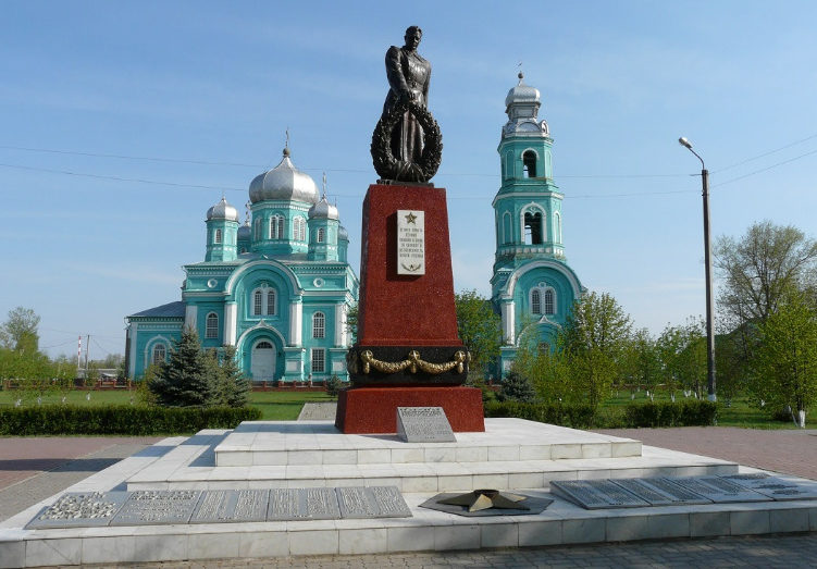 п. Ровеньки. Памятник в сквере, установленный на братской могиле, в которой похоронено 72 советских воина, в т.ч. 53 неизвестных, погибших в 1943 году. 