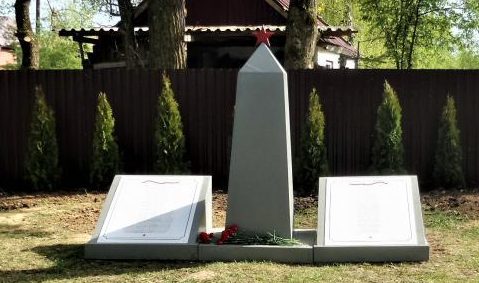 п. Переславское Зеленоградского городского округа. Памятник, установленный в 1958 году на братской могиле, в которой похоронены советские воины, погибшие в феврале 1945 года.