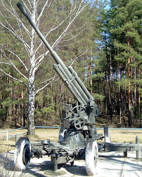 85-мм зенитная пушка на мемориале.