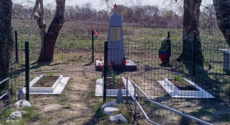 п. Поваровка Зеленоградского городского округа. Братская могила, в которой похоронено 44 советских воина, погибших 14-17 апреля 1945 года.