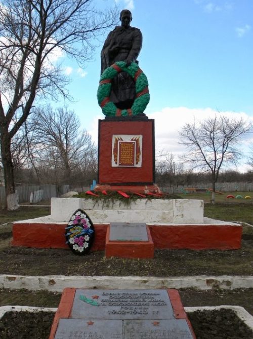 с. Середа Шебекинского городского округа. Памятник по улице Октябрьской, установленный на братской могиле, в которой похоронено 24 советских воина, погибших в 1943 году.