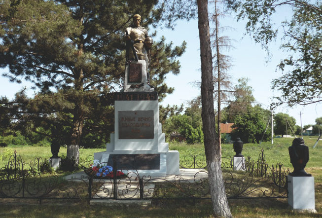 с. Стариково Шебекинского городского округа. Памятник по улице Ленина, установленный на братской могиле советских воинов, погибших в 1943 году.