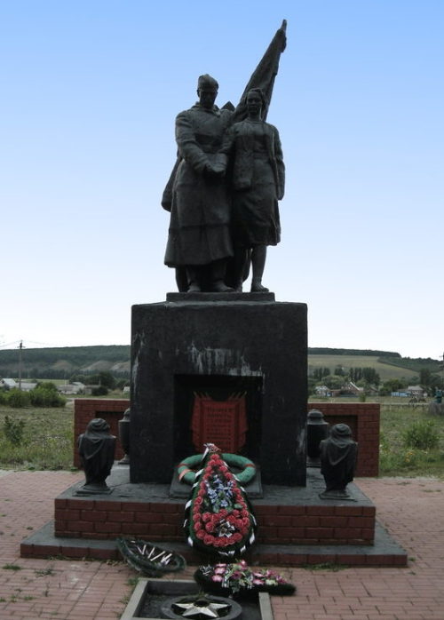 с. Сурково Шебекинского городского округа. Памятник по улице Пушкина, установленный на братской могиле, в которой похоронено 25 советских воинов, погибших в 1943 году.