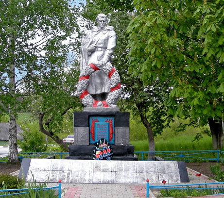  с. Чураево Шебекинского городского округа. Памятник по переулку Гагарина 2в, установленный на братской могиле, в которой похоронено 167 советских воинов, погибших в 1943 году.