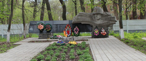  г. Шебекино. Памятник по улице Докучаева, установленный на братской могиле, в которой похоронено 50 советских воинов, погибших в 1943 году.