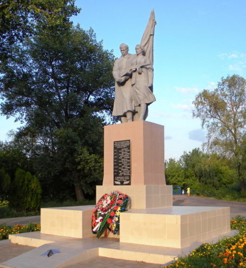 г. Шебекино. Памятник по улице Московской, установленный на братской могиле, в которой похоронено 17 советских воинов, в т.ч. 14 неизвестных, погибших в 1943 году.