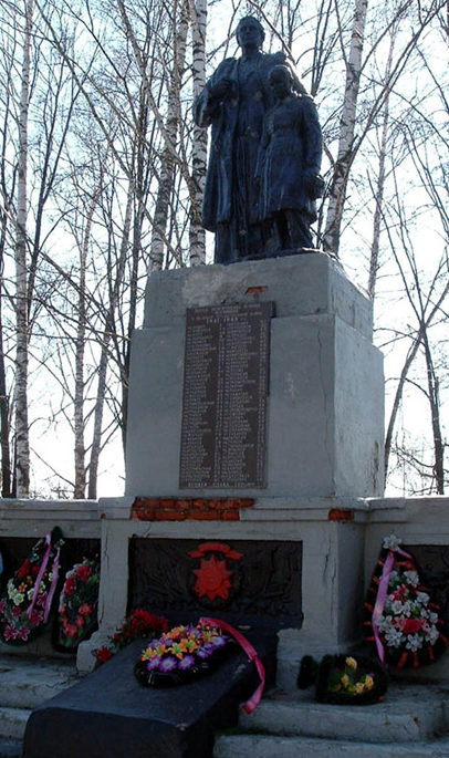 г. Шебекино. Памятник у школы №7 установленный на братской могиле советских воинов.