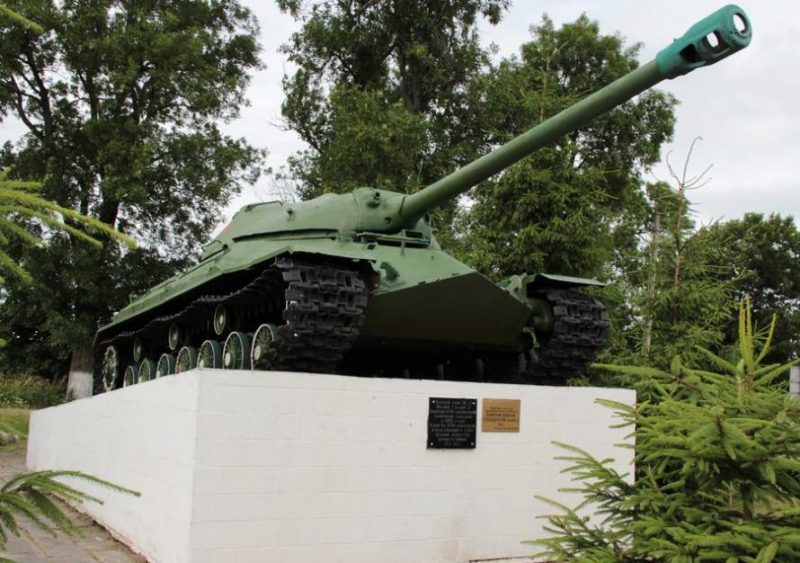 г. Краснознаменск. Памятник-танк ИС-3, установленный в 1988 году.