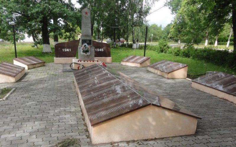 п. Победино Краснознаменского городского округа. Мемориал, установленный в 1950 году у братских могил, в которых похоронено 500 тысяч советских воинов, погибших в январе 1945 года, в том числе Герой Советского Союза Луев И.П.