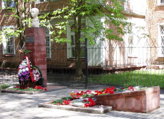  г. Шебекино. Памятник и могила партизана Вити Захарченко, расстрелянного фашистами в 1942 году.