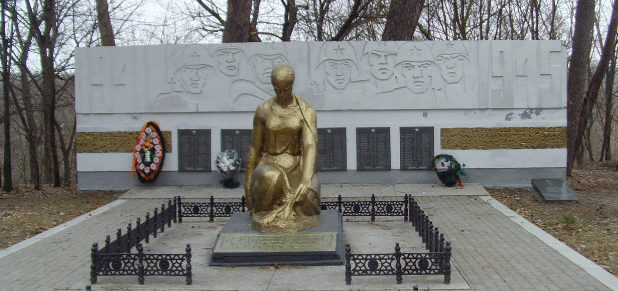 г. Шебекино. Памятник по улице Мочалина, установленный на братской могиле, в которой похоронен 141 советский воин, погибший в 1943 году.