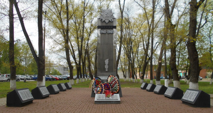 г. Шебекино. Памятник по улице Октябрьской, установленный в честь машиностроителей, погибших в годы войны.