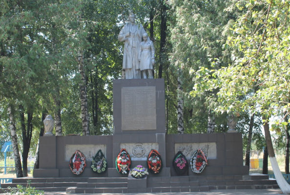 г. Шебекино. Памятник по улице Белгородское шоссе 8, установленный на братской могиле, в которой похоронено 65 советских воинов, погибших в 1943 году.