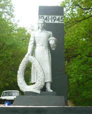 п. Шебекинский. Памятник по улице Подлесной 14, установленный на братской могиле, в которой похоронено 17 советских воинов, погибший в 1943 году.