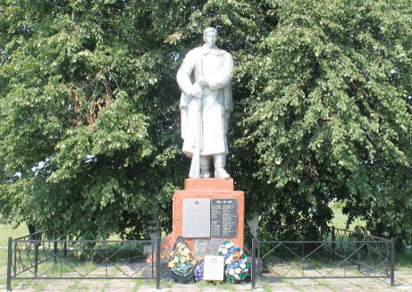  с. Верхний Ольшанец Яковлевского городского округа. Памятник по улице Центральной, установленный на братской могиле, в которой похоронено 134 советских воина, погибших в 1943 году.
