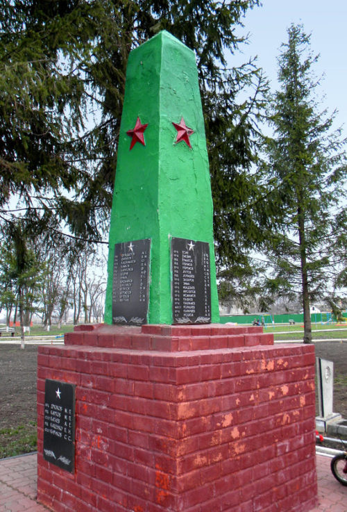 с. Гостищево Яковлевского городского округа. Памятник по улице Советской, установленный на братской могиле, в которой похоронено 62 советских воина, погибших в 1943 году.