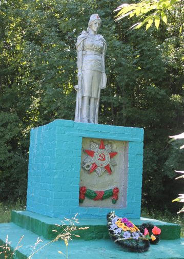с. Клейменово Яковлевского городского округа. Памятник, установленный на братской могиле, в которой похоронено 78 советских воинов, погибших в 1943 году.