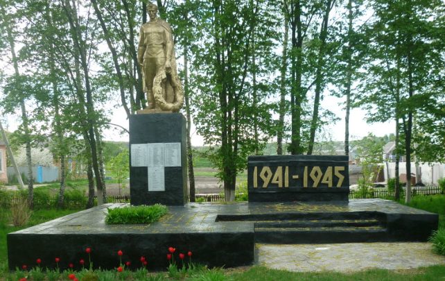 с. Крапивное Яковлевского городского округа. Памятник по улице Победы 87д, установленный на братской могиле, в которой похоронено 5 советских воинов, погибших в 1943 году.
