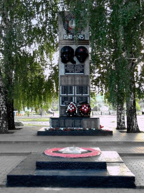 с. Кривцово Яковлевского городского округа. Памятник по улице Центральной, установленный на братской могиле, в которой похоронено 75 советских воинов, погибших в 1943 году.
