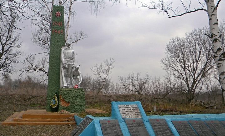 с. Озерово Яковлевского городского округа. Памятник по улице Центральной, установленный на братской могиле, в которой похоронено 114 советских воинов, погибших в 1943 году.