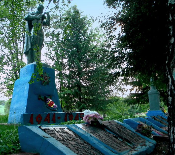 с. Сажное Яковлевского городского округа. Памятник по улице Центральной, установленный на братской могиле, в которой похоронено 155 советских воина, погибших в 1943 году.