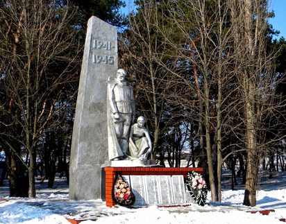 с. Серетино Яковлевского городского округа. Памятник по улице Калинина, установленный на братской могиле, в которой похоронен 61 советский воин, погибший в 1943 году.