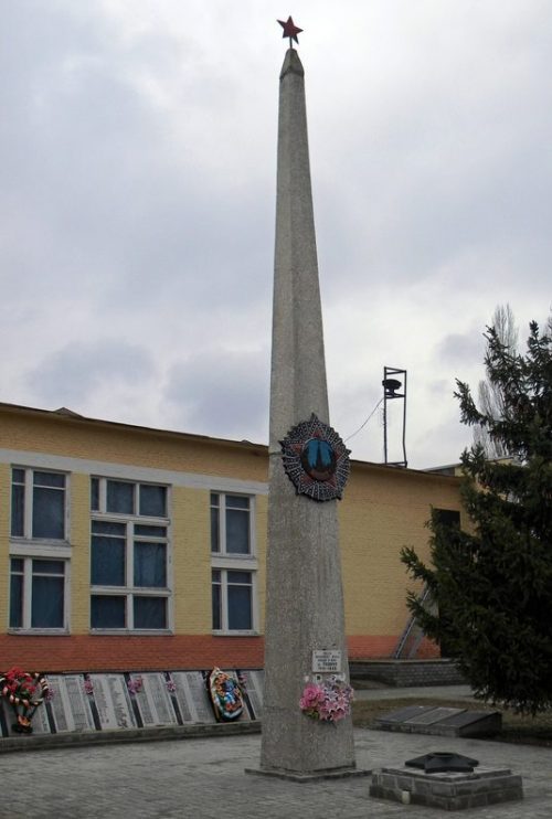 с. Смородино Яковлевского городского округа. Памятник, установленный на братской могиле, в которой похоронено 277 советских воинов, погибших в 1943 году.